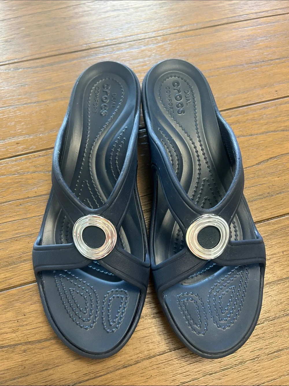CROCS NWOB navy dual comfort Slip-On Wedge Sandals with Silver Ring - Picture 1 of 6